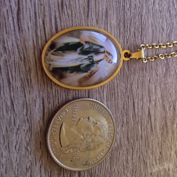 Holy Virgin Mary religious gold tone necklace - Picture 5 of 5